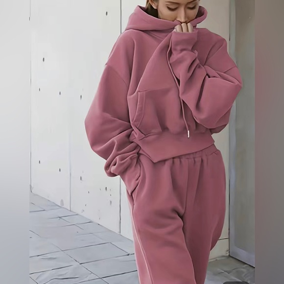 Tops - ✨NEW✨ Hoodie!